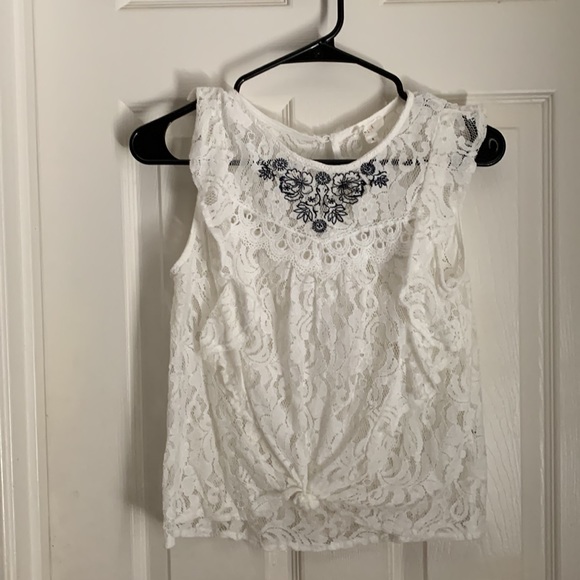 Lace - Picture 3 of 3